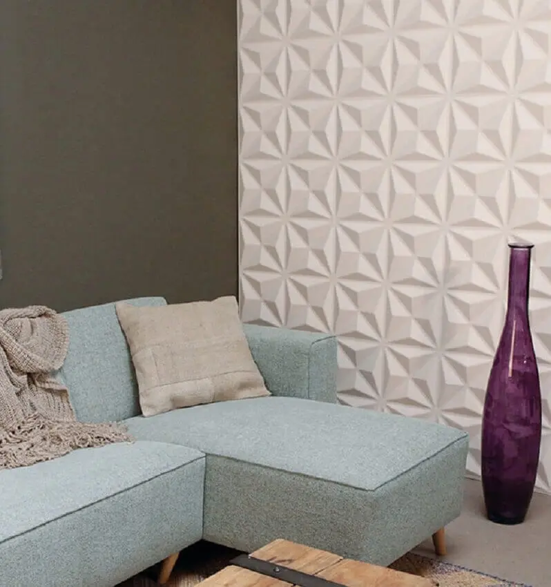 Revestimento 3D parede para sala decorada com sofá azul claro