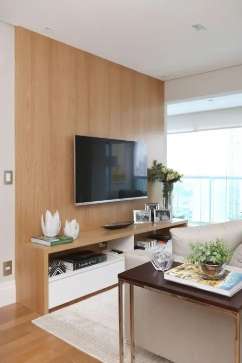 Sala de TV com móveis de madeira painel com rack Projeto de Danyela Correa