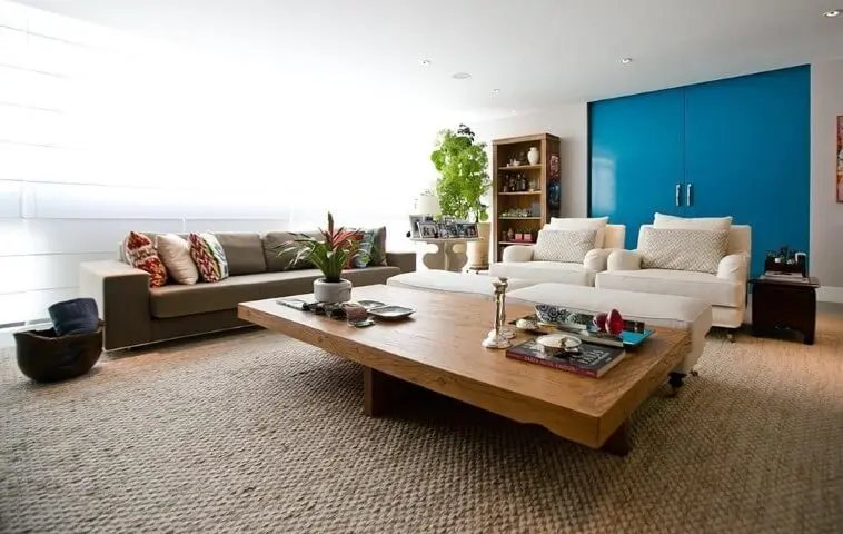 Sala de estar grande com móveis de madeira como a mesa de centro Projeto de Codecorar