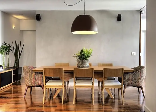 Sala de jantar com móveis de madeira mesa e cadeiras Projeto de Studio Scatena