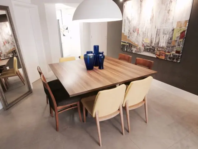 Sala de jantar moderna com móveis de madeira mesa e cadeiras Projeto de Glaucio Gonçalves
