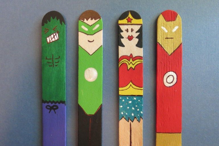 Super heróis de artesanato com palito de picolé para crianças