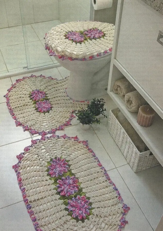 Tapete de crochê com flores lilás para decoração de banheiro todo branco Foto Pinterest