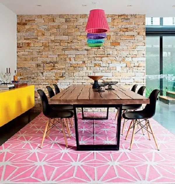 Tapetes para sala de jantar retrô na cor rosa