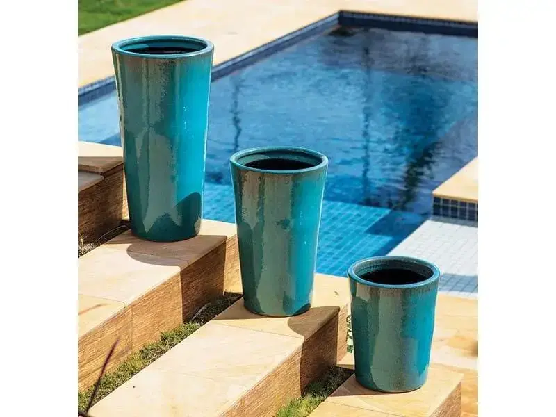 Vasos de cerâmica altos e azuis Foto de Terra Asia