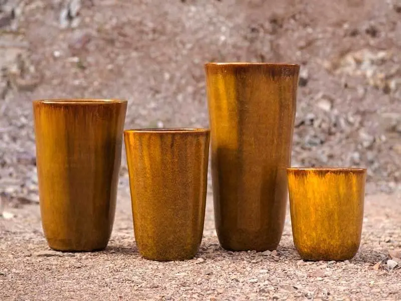 Vasos de cerâmica amarelados em tamanhos diferentes Foto de Terra Asia