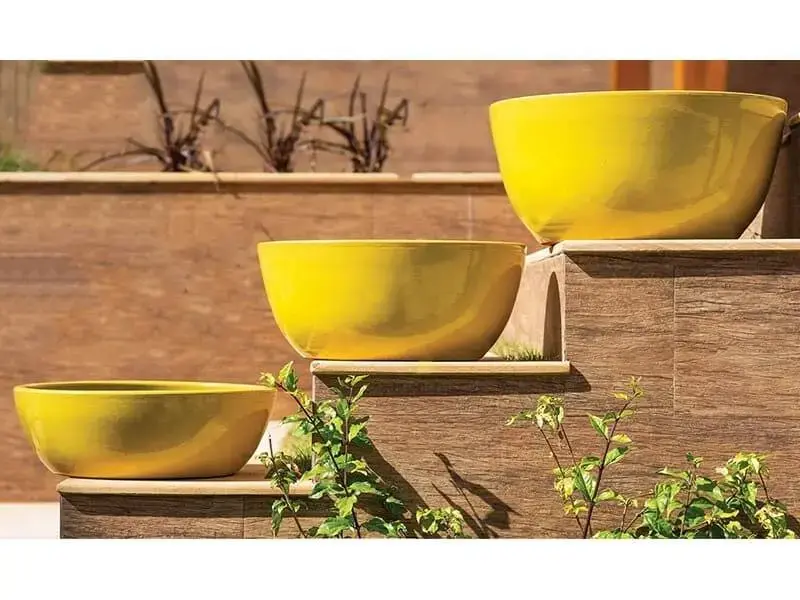 Vasos de cerâmica amarelos em área externa Foto de Terra Asia