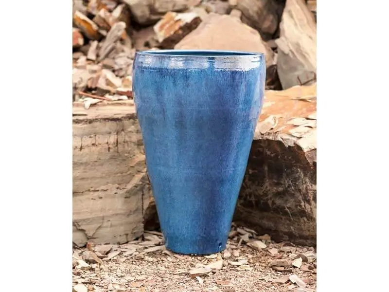 Vasos de cerâmica azuis altos Foto de Terra Asia
