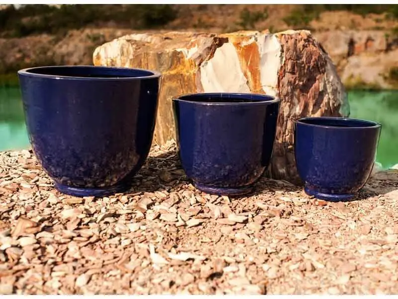 Vasos de cerâmica azuis escuros Foto de Terra Asia