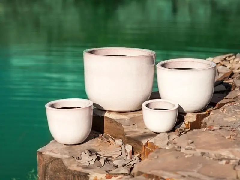 Vasos de cerâmica claros em tamanhos diferentes Foto de Terra Asia