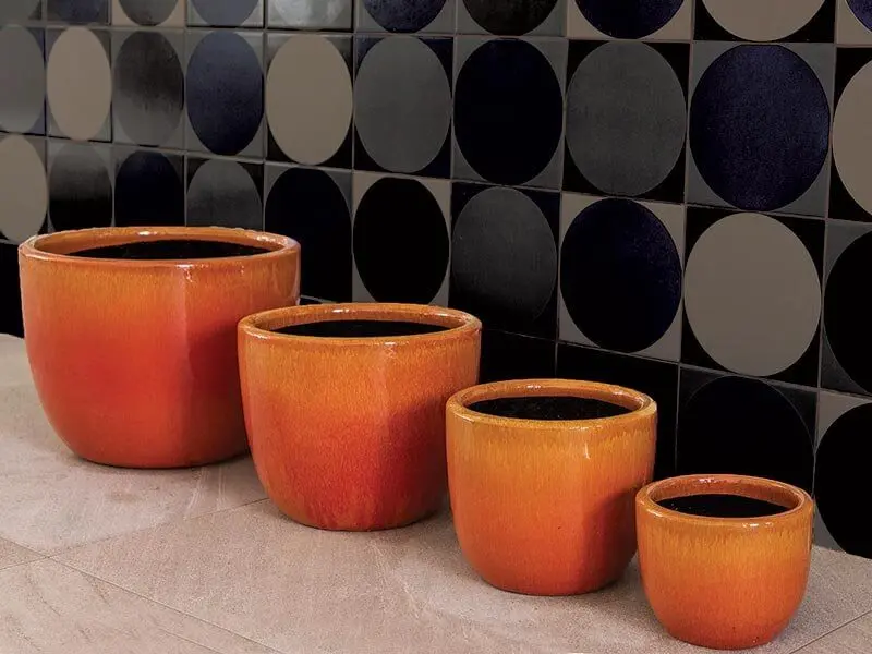 Vasos de cerâmica em diversos tamanhos mas com as mesmas cores Foto de Terra Asia