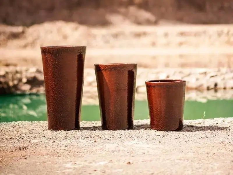 Vasos de cerâmica em tom de cobre Foto de Terra Asia