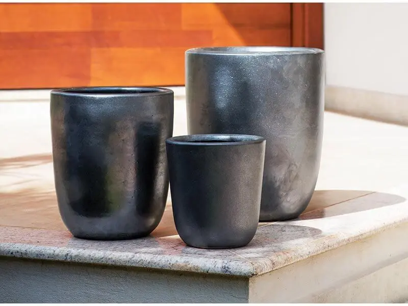Vasos de cerâmica escuros em tamanhos diferentes Foto de Terra Asia