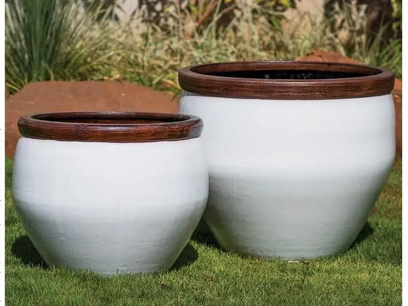 Vasos de cerâmica grandes e brancos Foto de Terra Asia
