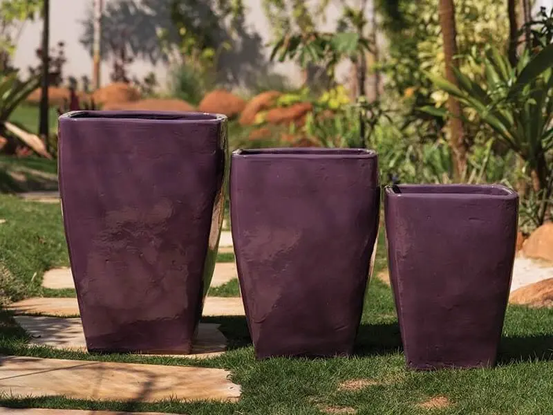 Vasos de cerâmica grandes em tom de roxo Foto de Terra Asia