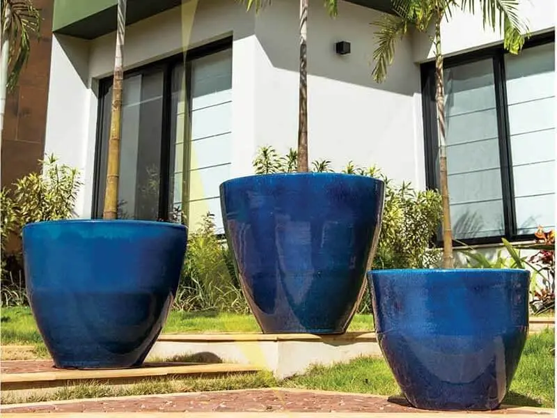 Vasos de cerâmica no jardim Foto de Terra Asia