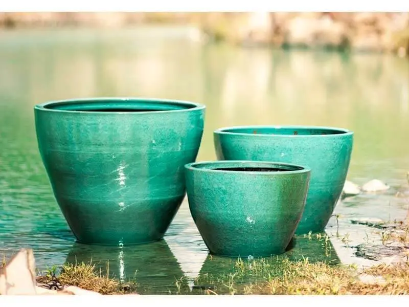 Vasos de cerâmica verde água Foto de Terra Asia