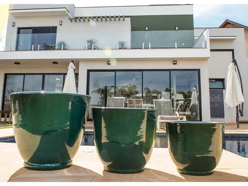 Vasos de cerâmica verdes na área externa da casa Foto de Terra Asia