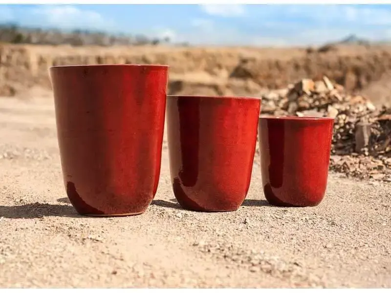 Vasos de cerâmica vermelhos Foto de Terra Asia