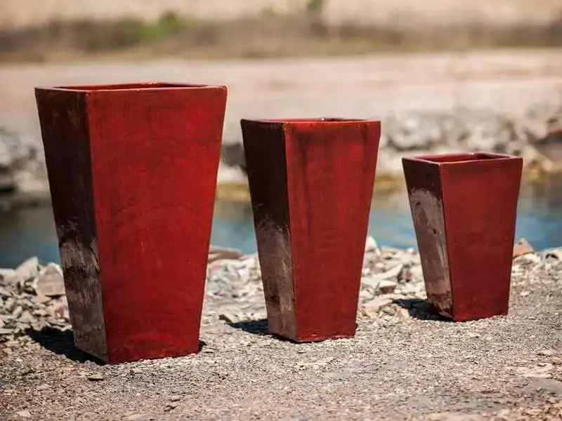 Vasos de cerâmica vermelhos e altos Foto de Terra Asia