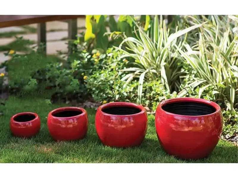 Vasos de cerâmica vermelhos em conjunto Foto de Terra Asia