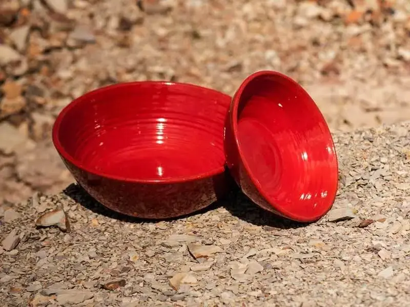 Vasos de cerâmica vermelhos em área externa Foto de Terra Asia