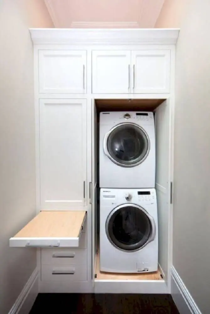 armário para lavanderia pequena planejada com tabua de passar roupas Foto MAG agencement