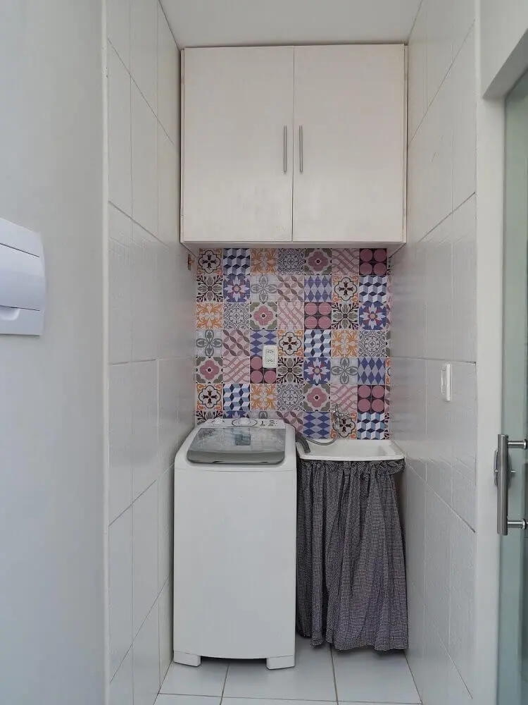 armário pequeno para lavanderia decorada com ladrilho hidráulico Foto Deccorebba