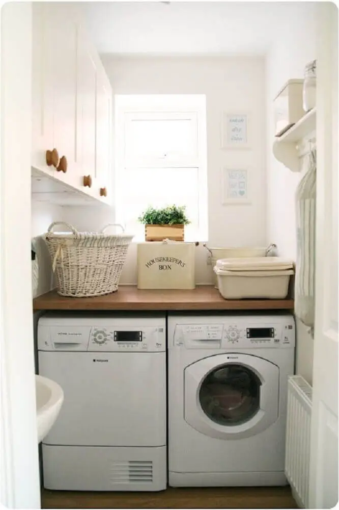 armário pequeno para lavanderia planejada com bancada de madeira Foto Involvery