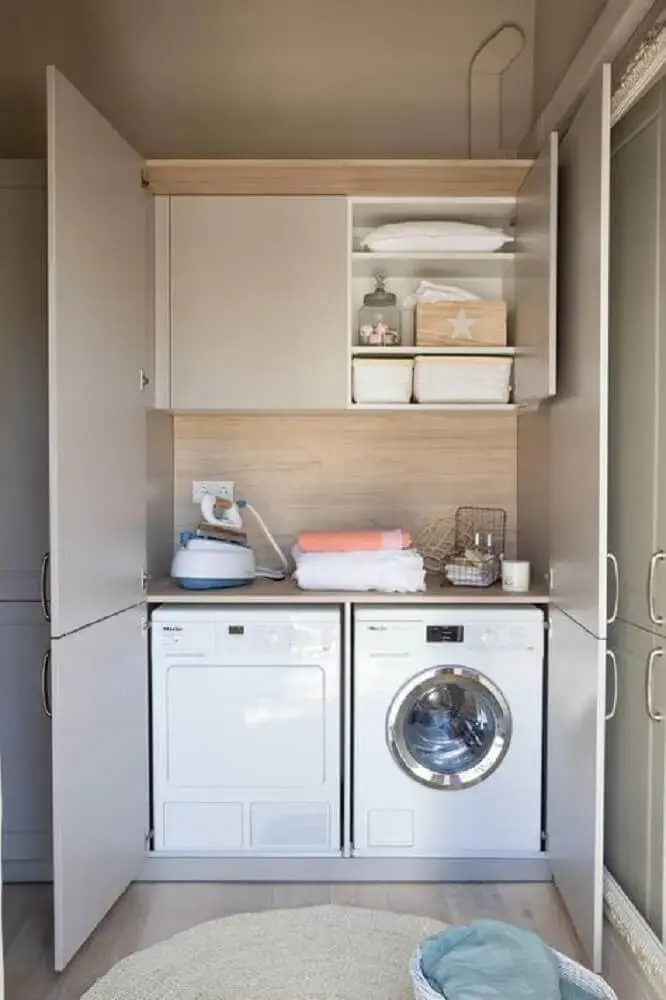 armário pequeno para lavanderia planejada com portas Foto El Mueble