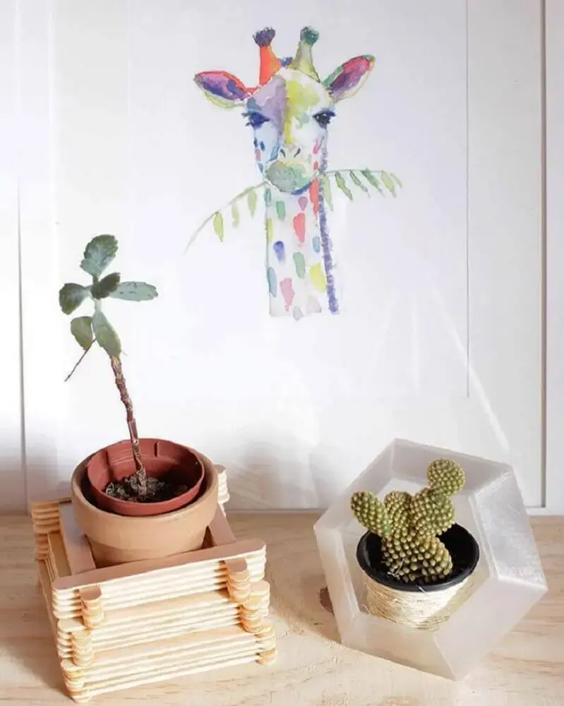 artesanato com palito de picolé para decoração com vasinho de plantas Foto Casa de Amados
