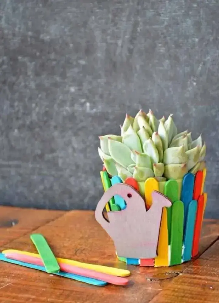 artesanato com palito de picolé - vasinho pequeno colorido feito com palitos de sorvete Foto Pinterest