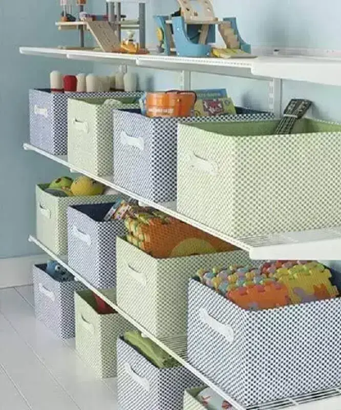 brinquedos organizados em prateleiras com caixas organizadoras Foto Muebles cómodos