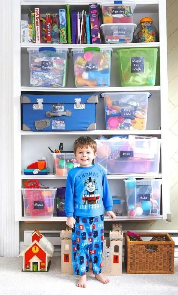 caixa organizada de plástico com tampa para organização de armário de brinquedos Foto Making Lemonade Blog