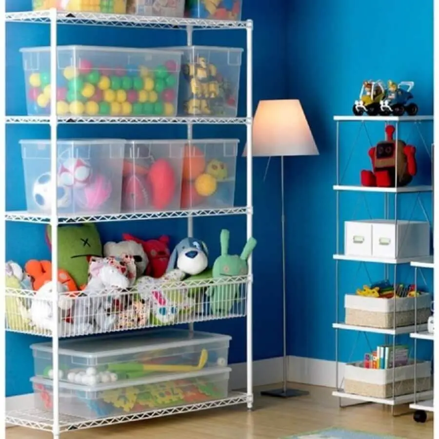 caixa organizadora com tampa para organização de brinquedos em estante aramada Foto Interiores Casas