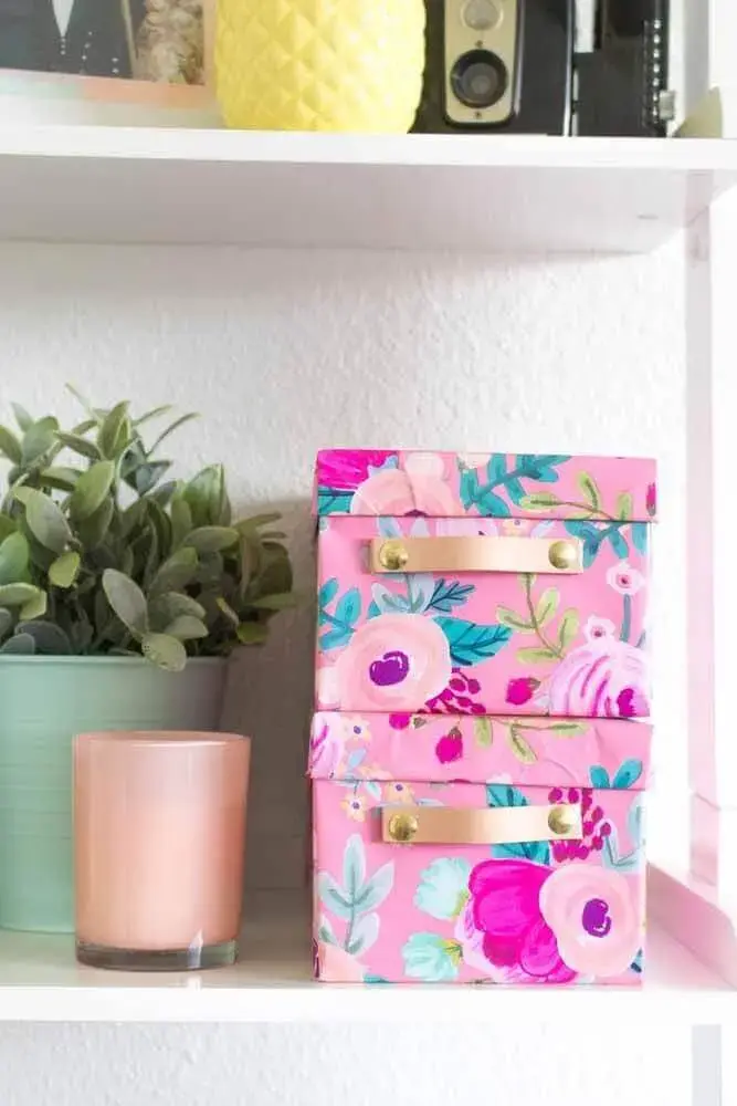 caixa organizadora de papelão decorada com papel colorido Foto The Spruce Crafts