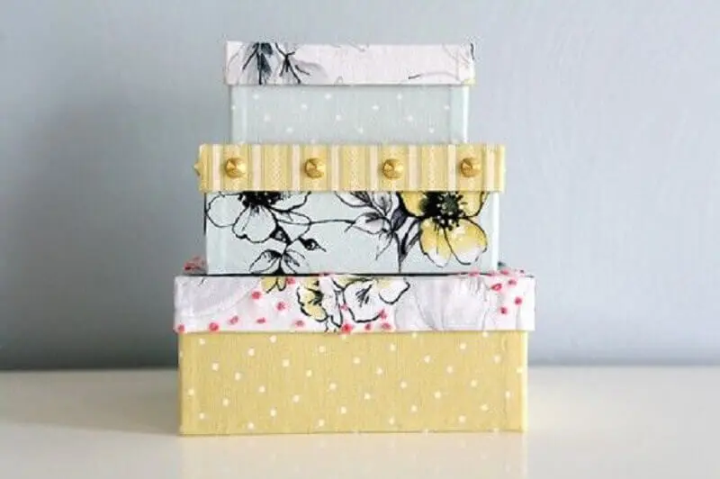 caixa organizadora de papelão decorada com papel de presente Foto Pinterest