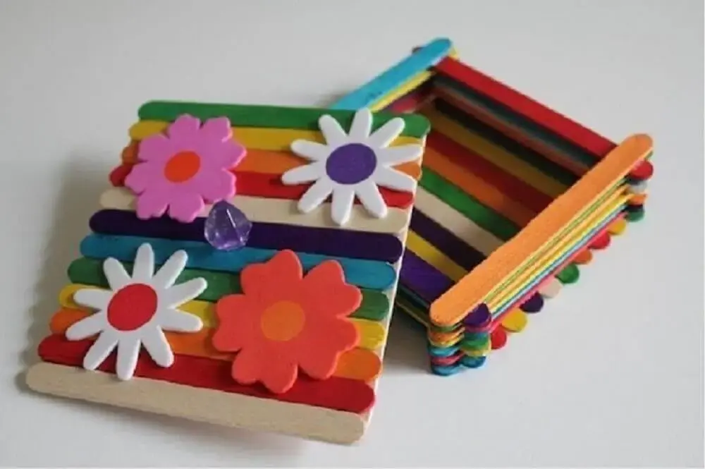 caixinha colorida personalizada de artesanato com palito de picolé Foto Artesanato é meu negócio