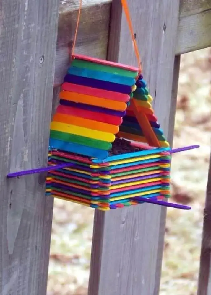 casinha de passarinho colorida feita com palito de picolé Foto Gayo Maxx
