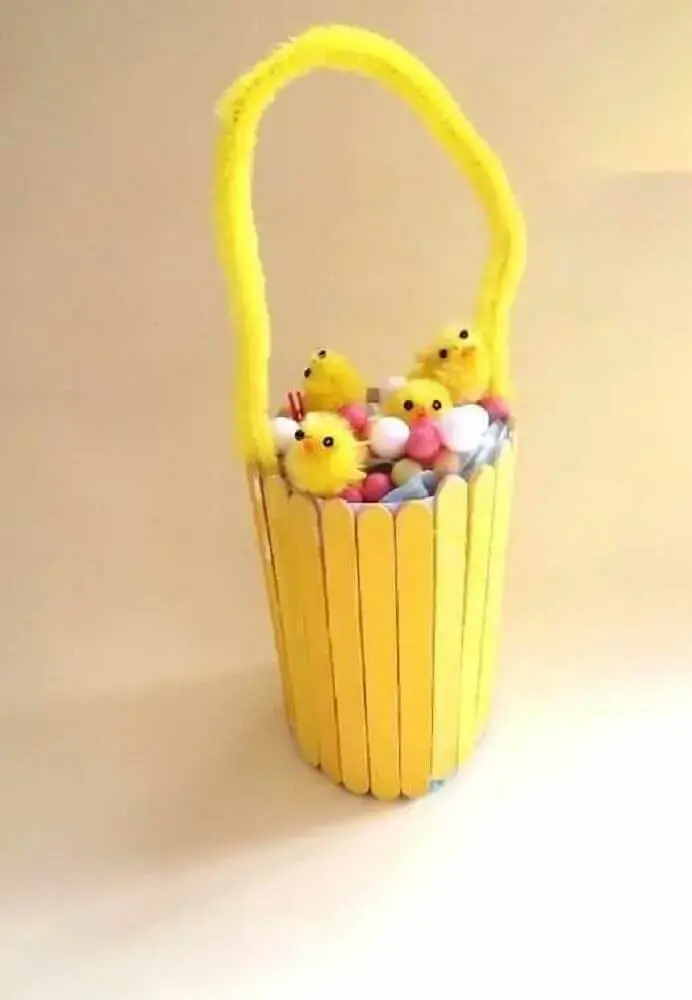 cestinha amarela de palitos de sorvete - artesanato com palito de picolé para crianças Foto Assetproject