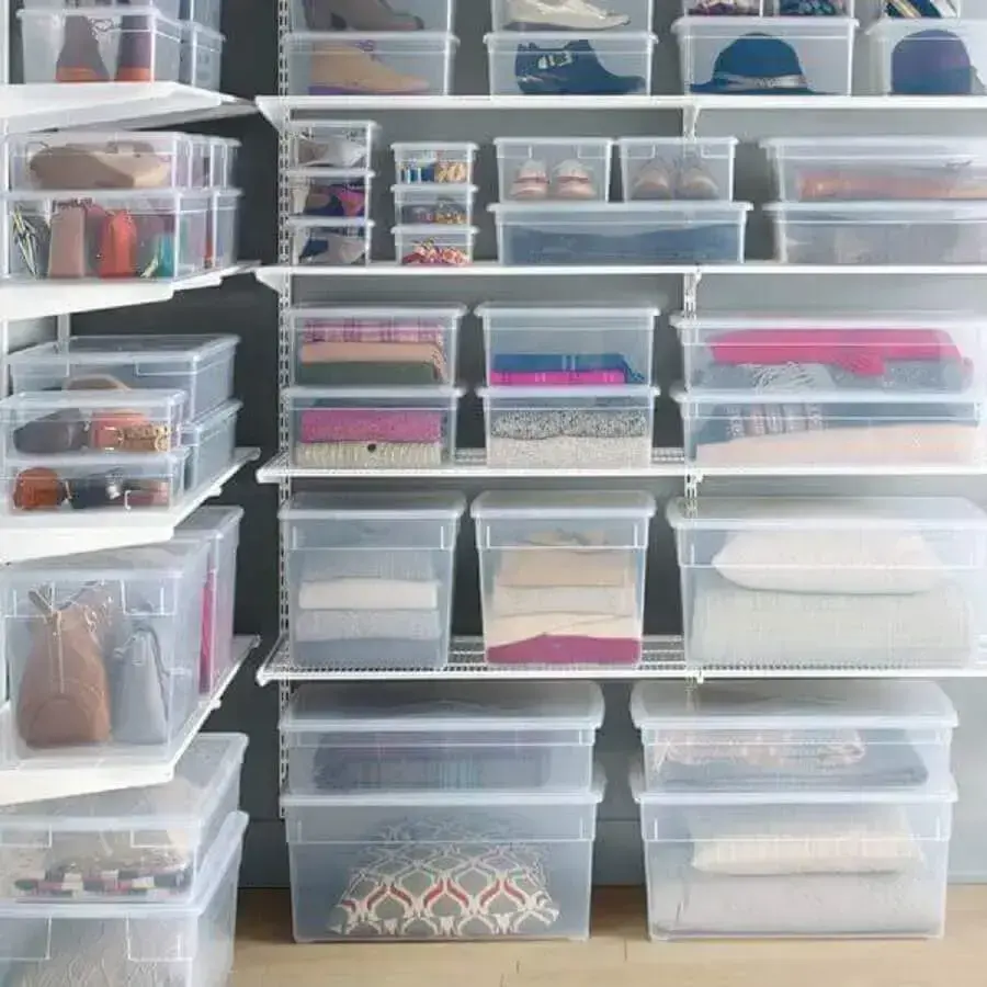 closet com prateleiras abertas e caixa organizadora com tampa de plástico Foto Homebnc