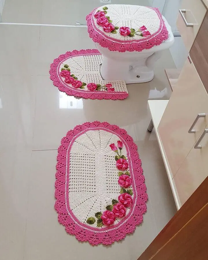 conjunto com tapete de crochê com flores cor de rosa Foto Pinterest