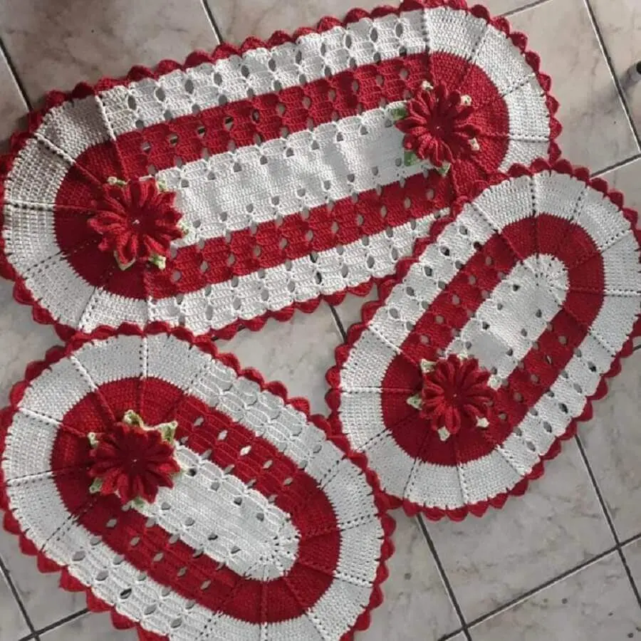 conjunto de tapete crochê oval com flor vermelha Foto Lurdinha Marcelino Artesã