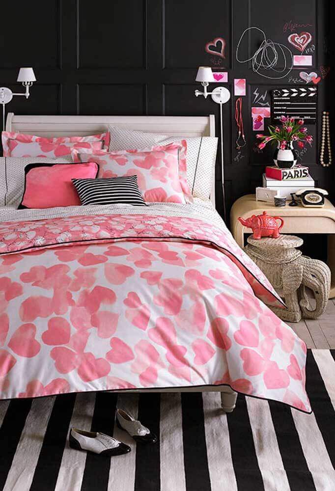 cores de quarto feminino preto e rosa com tapete listrado Foto Ideias Decor