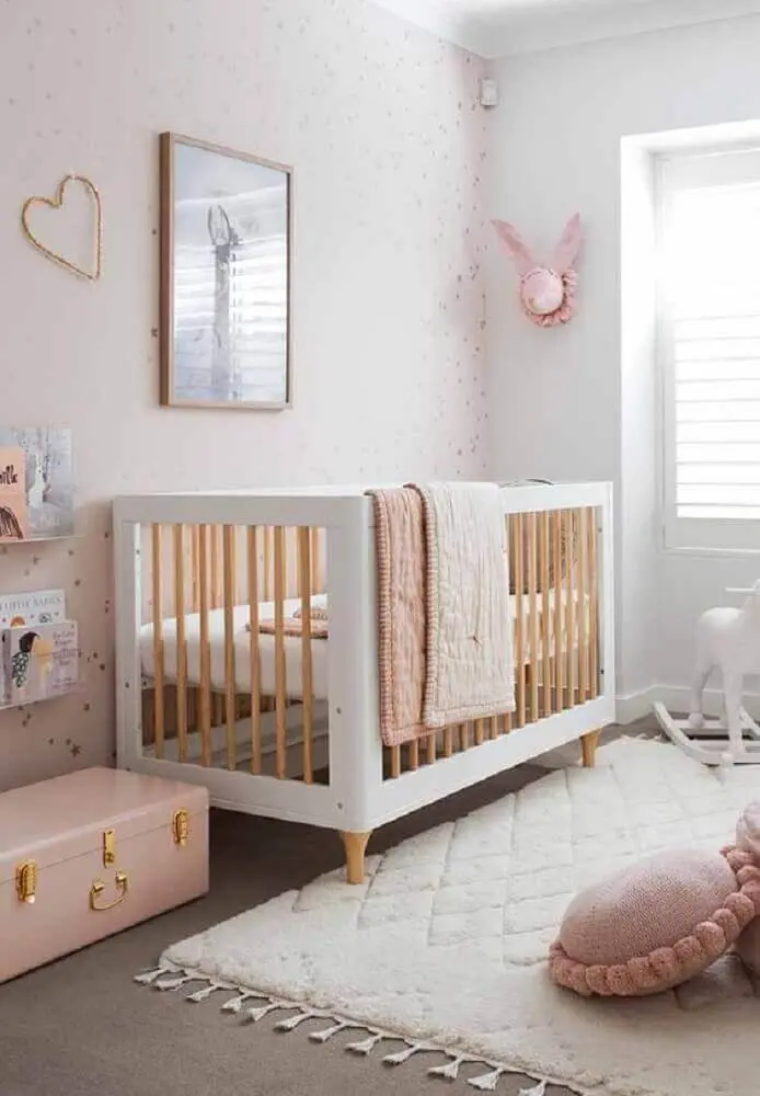 cores para quarto de bebê feminino com berço e tapete branco Foto Ideias Decor