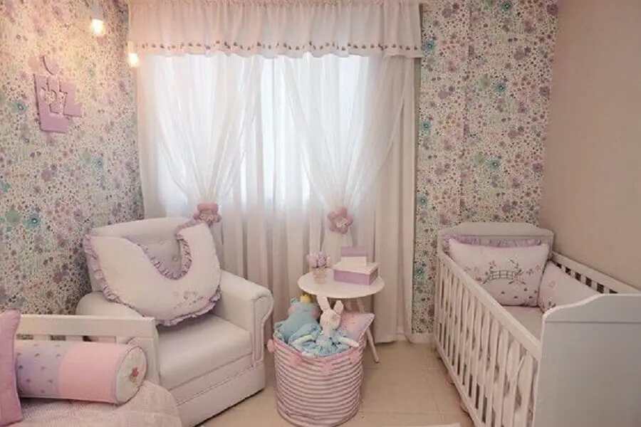 cores para quarto de bebê feminino com papel de parede floral Foto Andrea Bento