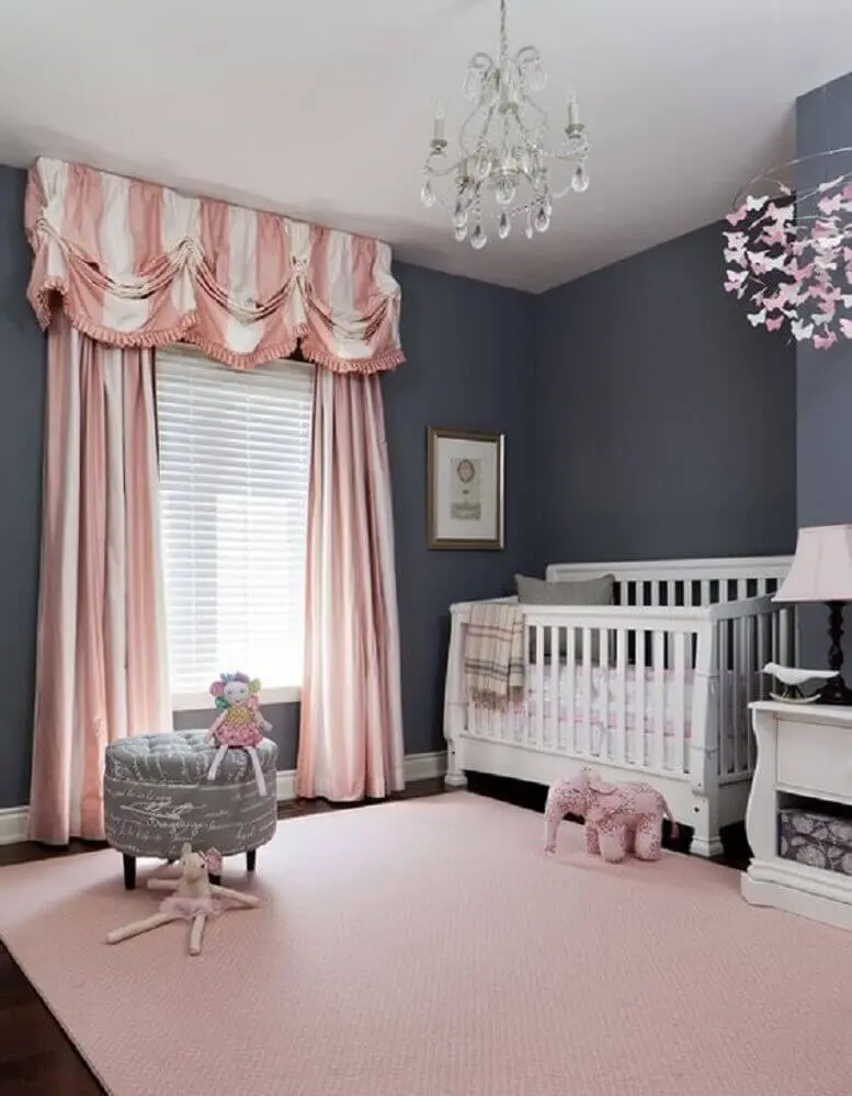 cores para quarto de bebê feminino com parede cinza e cortinas e tapete cor de rosa Foto We Heart It