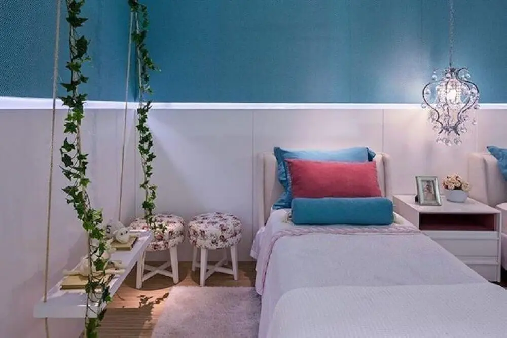 cores para quarto feminino com parede azul e branca decorado com pendente provençal sobre criado mudo branco Foto Arina Araújo