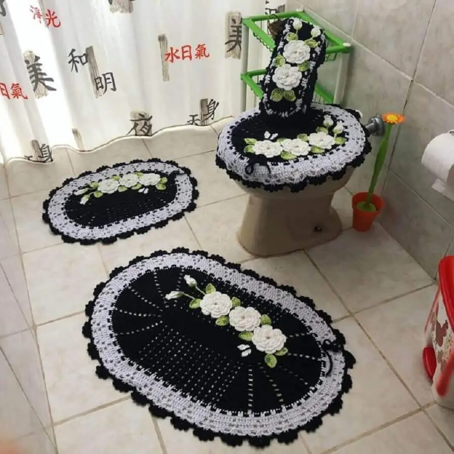 decoração banheiro com tapete de crochê com flores brancas Foto Alê Crochê