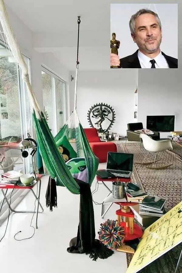 decoração casa Alfonso Cuarón com rede ver e poltrona vermelha
